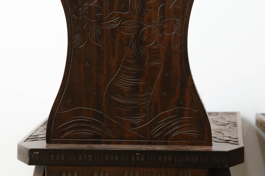 中古　美品!!　軽井沢彫り　シックな色合いと優美な曲線デザインが魅力のチェア2脚セット(板座チェア、ダイニングチェア、イス、椅子)(R-073783)