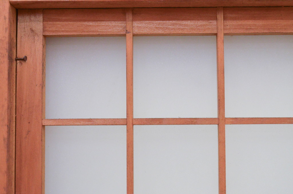 アンティーク建具　和モダンな雰囲気を醸し出す升目(マス目)の格子入りガラス窓2枚セット(引き戸、ガラス戸、格子戸)(R-072130)