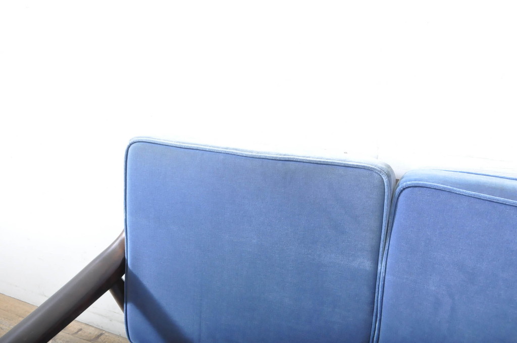 中古　松本民芸家具　#301型曲肘布張イス　上品なブルーカラーが空間のアクセントになる3人掛けソファ(3P、三人掛け、トリプルソファ、アームソファ)(定価約48万円)(R-065776)