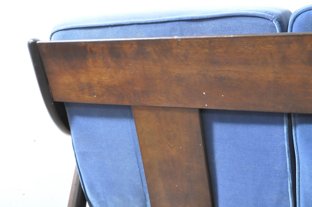 中古　松本民芸家具　#301型曲肘布張イス　上品なブルーカラーが空間のアクセントになる3人掛けソファ(3P、三人掛け、トリプルソファ、アームソファ)(定価約48万円)(R-065776)