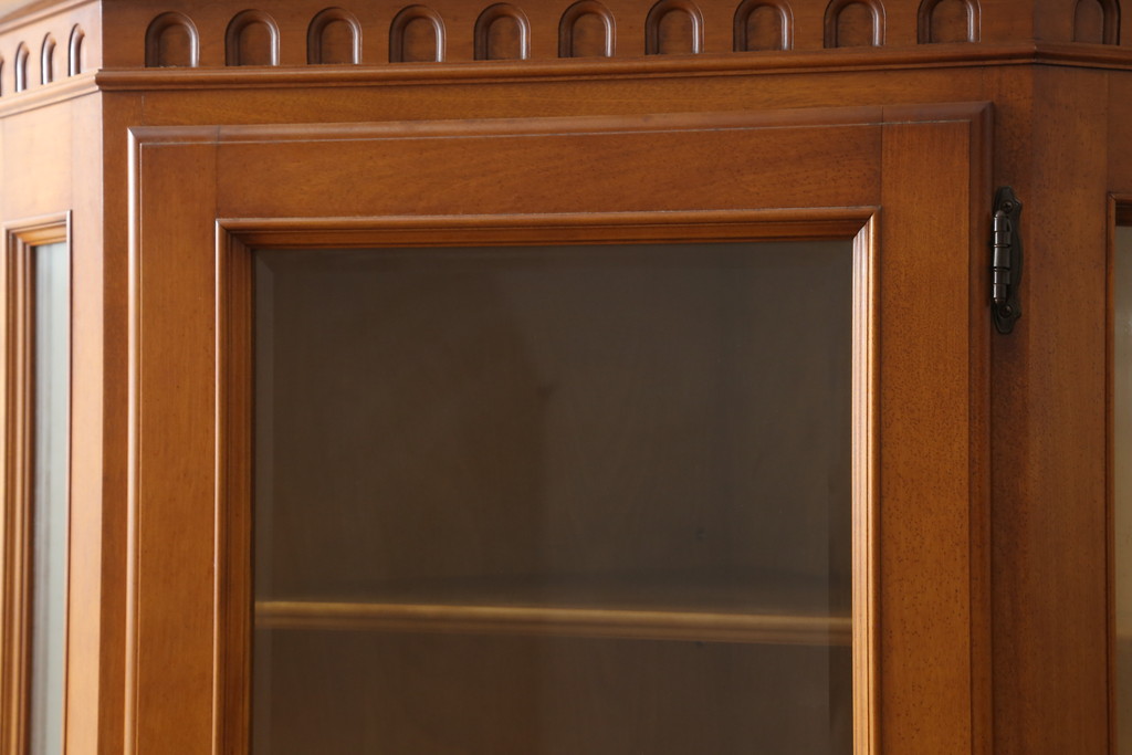 中古　美品　横浜ダニエル(daniel)　品のある佇まいが魅力的なコーナーキャビネット(コーナーラック、飾り棚、陳列棚、食器棚、カップボード)(R-073796)