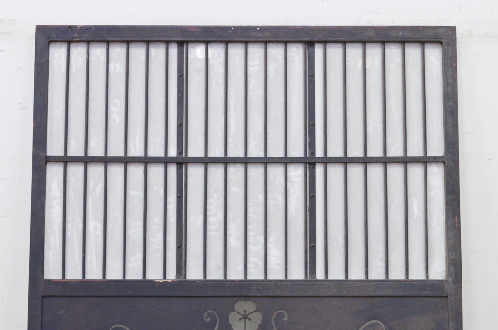 アンティーク建具　激レア　希少!和の雰囲気あるデザインが目を惹く鉄製の格子蔵戸1枚(鉄扉、玄関戸、引き戸)(R-072133)