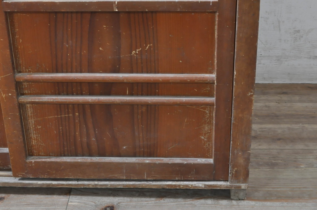 和製アンティーク　両面使い　昭和レトロ　昔懐かしい雰囲気の収納棚(サイドボード、カウンターテーブル、サイドキャビネット、戸棚)(R-072817)