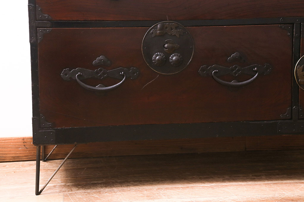 アンティーク家具　前面ケヤキ材　鉄脚リメイク　竹に雀　漆塗りがきれいな二本松箪笥ローボード(リビングボード、テレビボード)(R-042840)