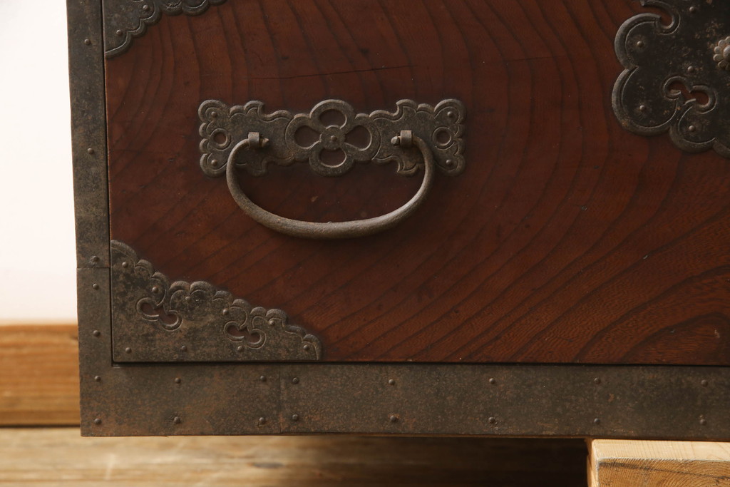 和製アンティーク　美品　前面欅(ケヤキ)　金具の立派な佐渡箪笥(小木箪笥、和たんす、時代箪笥、収納箪笥、引き出し、整理箪笥)(R-065735)