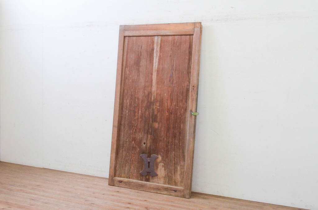 アンティーク建具　杉材　金具がアクセントの和の趣溢れる蔵戸1枚(引き戸、玄関戸)(R-071951)