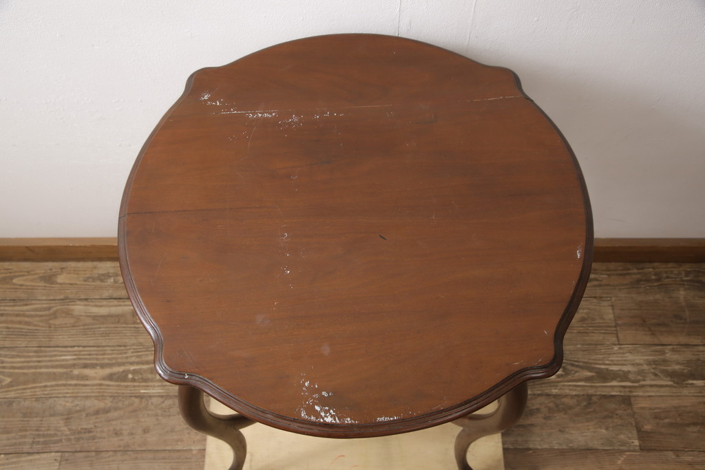 アンティーク家具　イギリスアンティーク　ウォールナット材　柔らかな曲線の脚が優しい雰囲気を醸し出すコーヒーテーブル(オケージョナルテーブル、カフェテーブル、サイドテーブル)(R-055472)