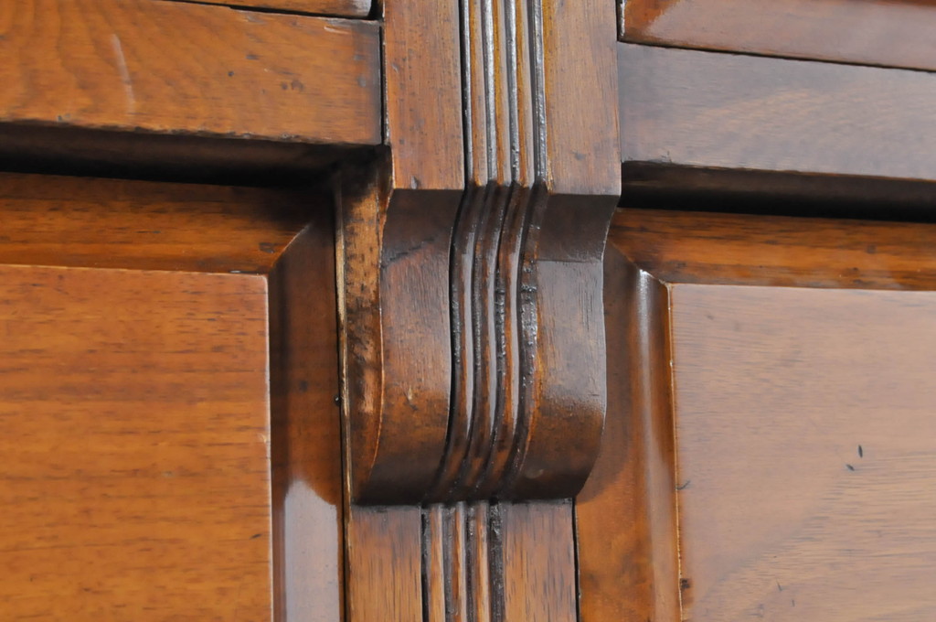 イギリスアンティーク　Lloyd’s Antiques(ロイズ・アンティークス)取り扱い　マホガニー材　随所に施された装飾が光るステンドグラスブックケース(キャビネット、食器棚、本箱、カップボード、収納棚、戸棚、英国)(R-065858)