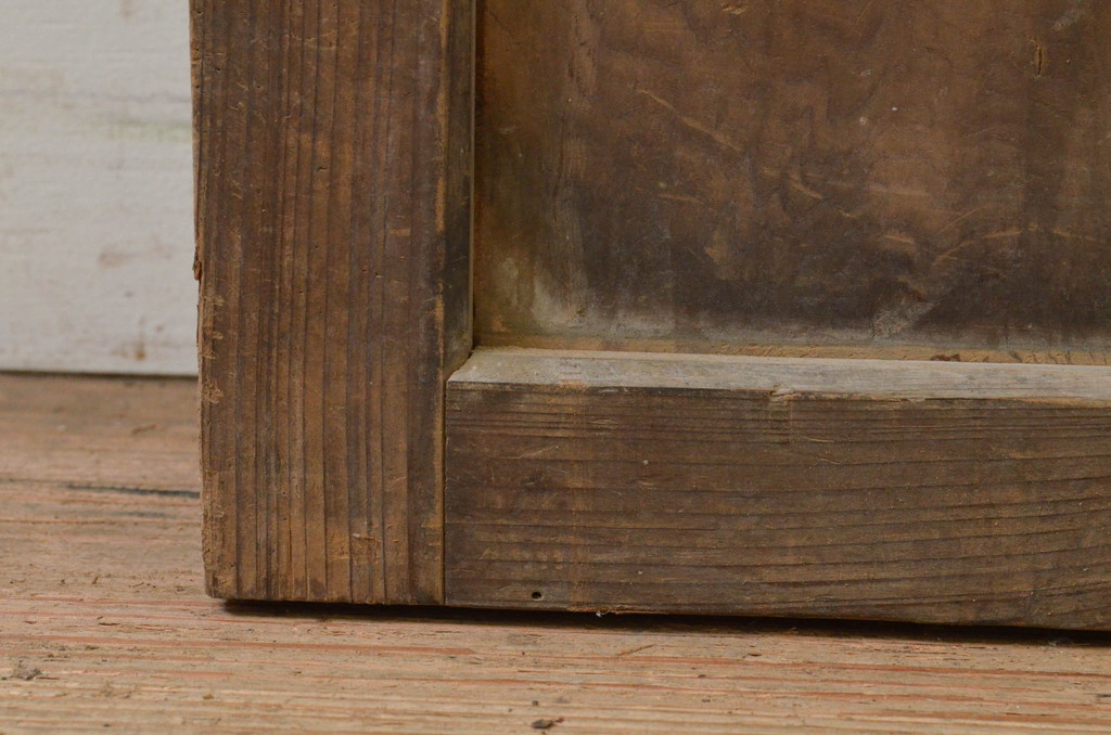アンティーク建具　杉材　一枚板　時を経た風合いが味わい深い板戸1枚(木製扉)(R-071634)