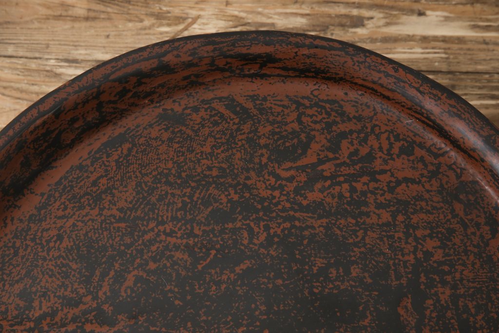 アンティーク雑貨　漆塗り　くり抜き　上品な和の趣溢れる脚付き丸盆(漆器、菓子器、トレー)(R-055506)