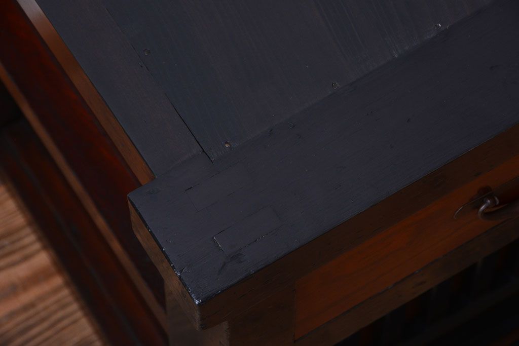 【セミオーダー家具実例】明治期の水屋箪笥を現代のお部屋にも取り入れやすいようにローボードへリメイク。新たに天板を取り付け、補強もばっちり!引き戸のメンテナンス、背面も新材にて貼り直し。4杯の引き出しはそのままに、引き戸内には取り外し可能な棚板を設置。明るい茶色と濃い茶色のツートーンーカラーの着色で仕上げました。(テレビ台、テレビボード、収納棚、戸棚、キャビネット)
