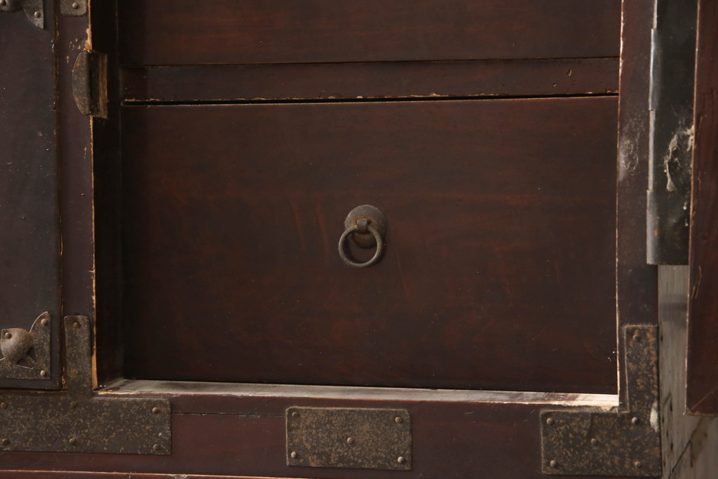和製アンティーク　前面栗材　漆塗り　桜の意匠が施された丸金具が上品な印象の米沢箪笥(重ね箪笥、引き出し、時代箪笥、収納タンス、衣装たんす)(R-066114)