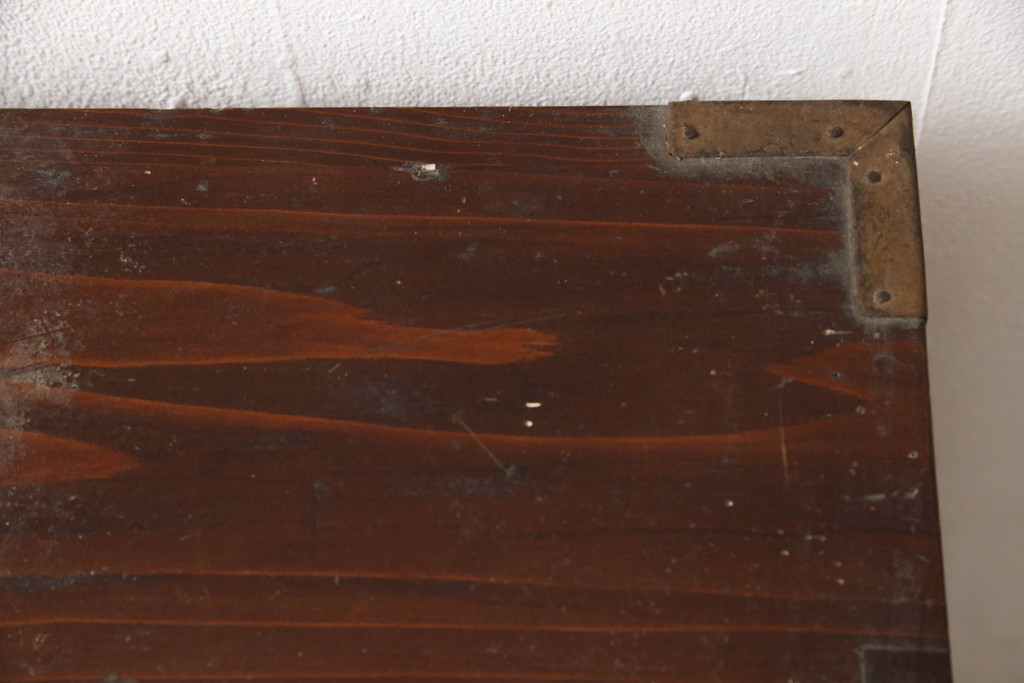 和製アンティーク　前面栗材　漆塗り　桜の意匠が施された丸金具が上品な印象の米沢箪笥ローボード(引き出し、時代箪笥、収納タンス)(R-066115)