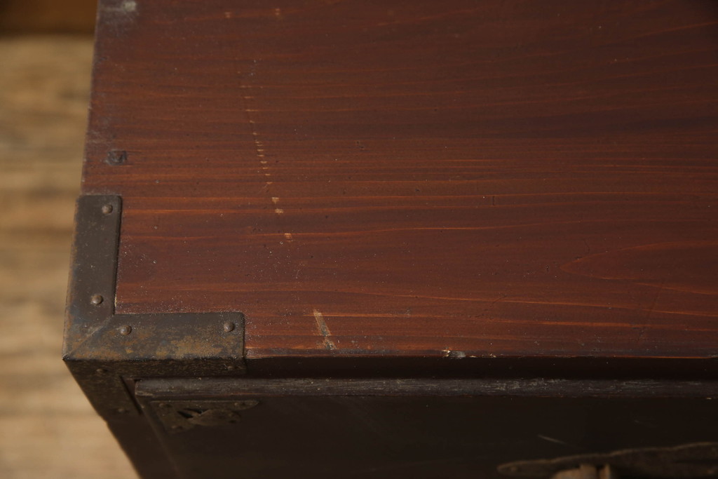 和製アンティーク　前面栗材　漆塗り　桜の意匠が施された丸金具が上品な印象の米沢箪笥ローボード(ローチェスト、引き出し、時代箪笥、収納タンス)(R-066116)