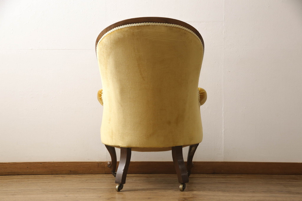 イギリスアンティーク　マホガニー材　イエローカラーのファブリックが空間を華やかに彩るサロンチェア(1人掛けソファ、一人掛けソファ、1P、ラウンジチェア、アームチェア、イージーチェア、椅子、イス)(R-063255)