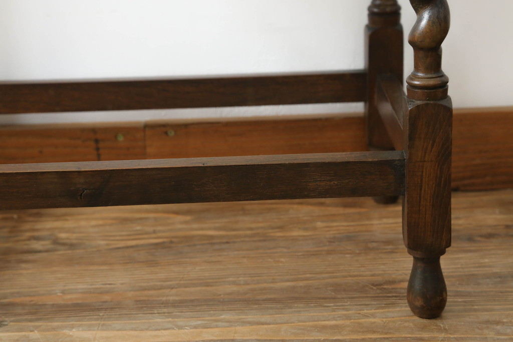 イギリスアンティーク　オーク材　ツイストレッグが目を引くサイドテーブル(コンソールテーブル、ナイトテーブル、花台、飾り台、コーヒーテーブル、英国)(R-065651)