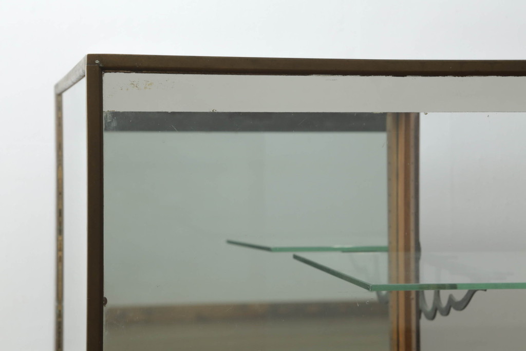 フランスアンティーク　真鍮フレーム　オーク材　懐かしい雰囲気漂う曲げガラスショーケース(ガラスケース、カウンター、サイドボード、飾り棚、陳列棚、Rガラス、店舗什器)(R-073978)