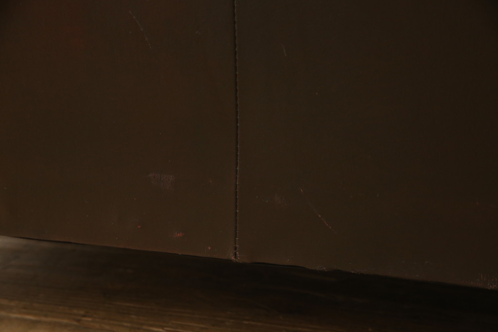 イギリスビンテージ　本革(レザー)　ラグジュアリーな大人の空間を演出するチェスターフィールドソファ(2人掛けソファ、2P、アームソファ、ヴィンテージ)(R-063506)
