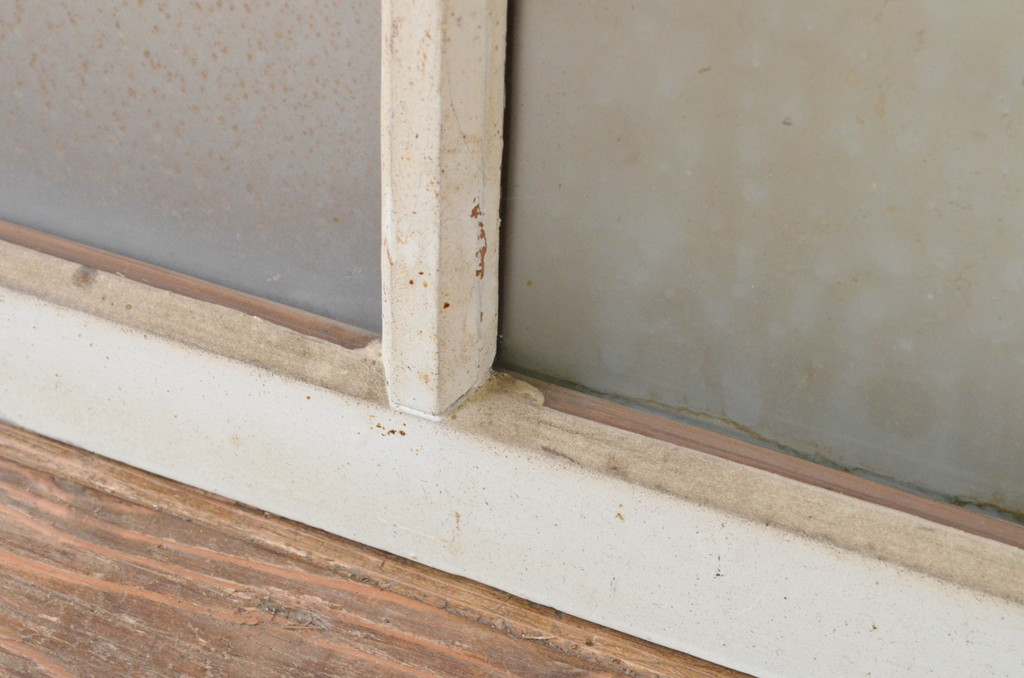  アンティーク建具　ペイント仕上げ限定　結霜ガラス入りのペンキの剥げた横長ガラス窓2枚セット(引き戸、ガラス戸)(R-065047)