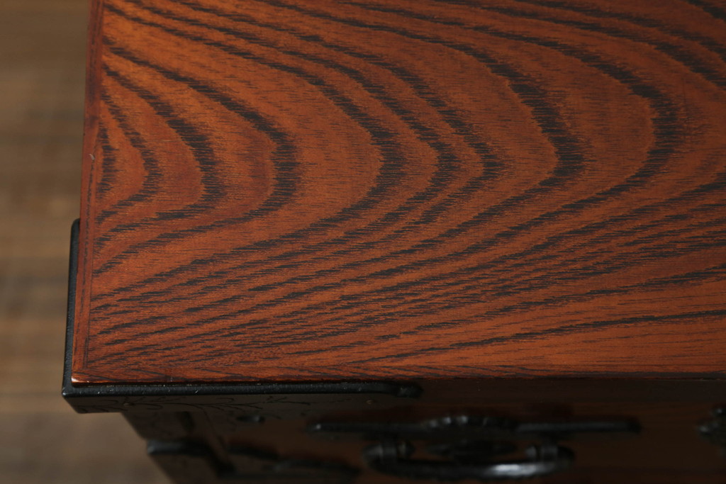 中古　美品　岩谷堂箪笥　力強い木目と立派な金具が魅力的なローチェスト(サイドボード、テレビ台、テレビボード、引き出し)(R-073526)
