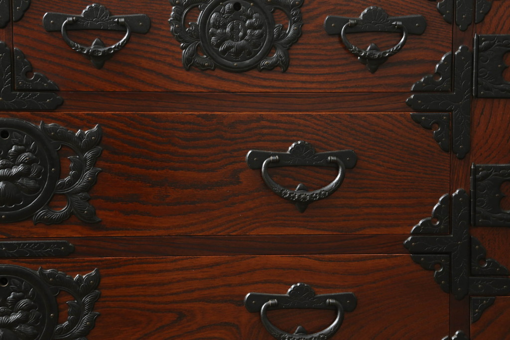 中古　美品　岩谷堂箪笥　力強い木目と立派な金具が魅力的なローチェスト(サイドボード、テレビ台、テレビボード、引き出し)(R-073526)