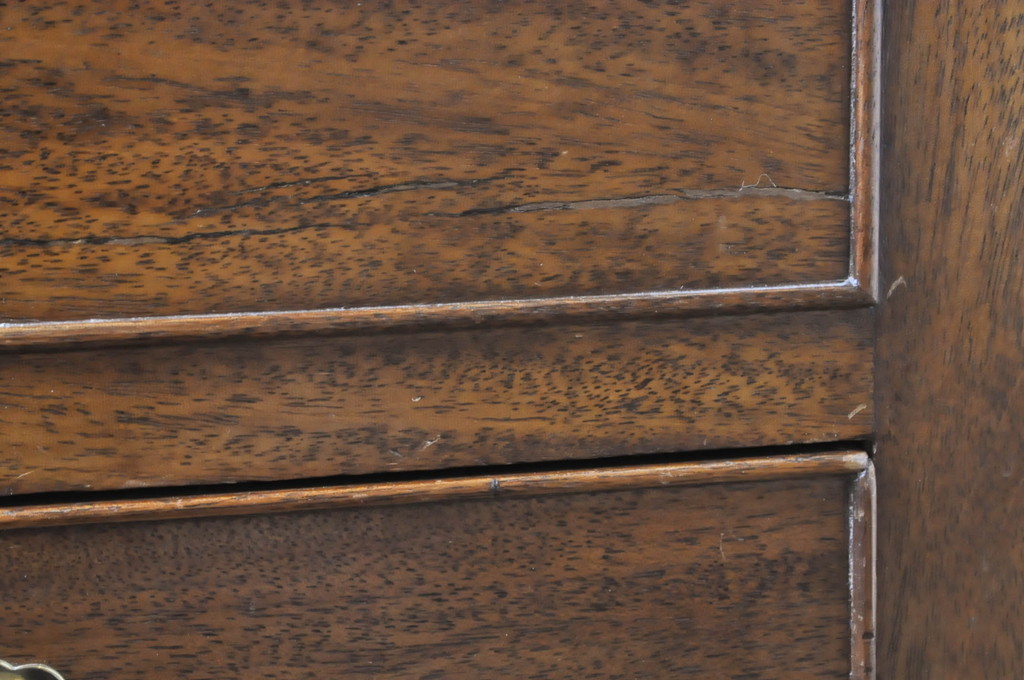 イギリスアンティーク　ウォールナット材　天板一枚板　クラシカルなデザインがお洒落!!上蓋開きの収納付きサイドテーブル(コンソールテーブル、サイドデスク、平机、在宅用、在宅ワーク用、ワークデスク、英国)(R-065920)