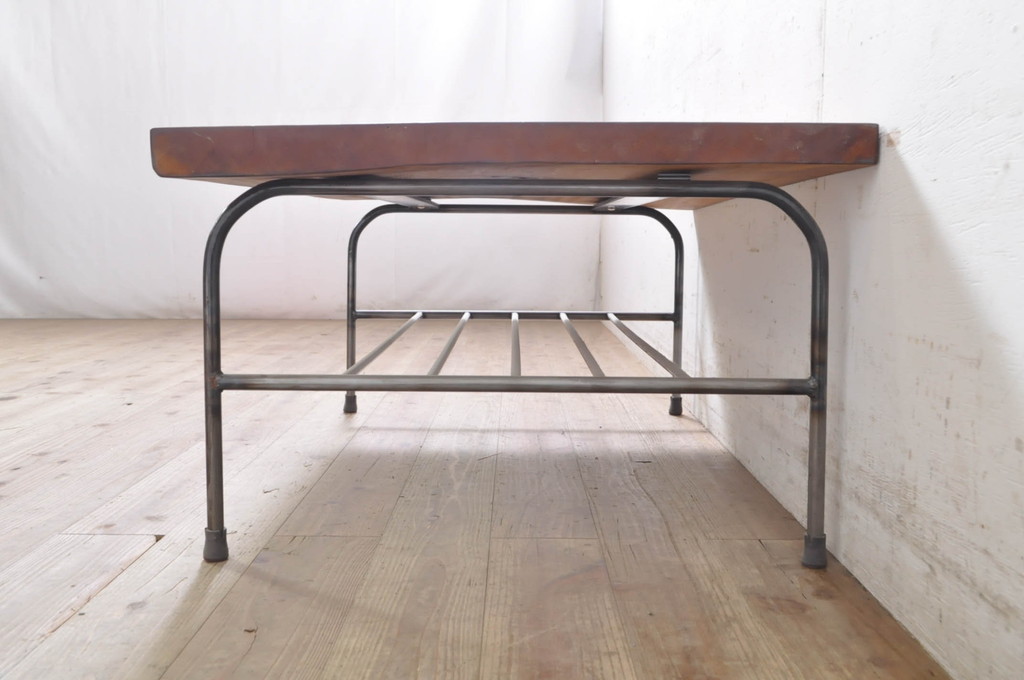 和製アンティーク　古材一枚板天板のアイアンフレームローテーブル(センターテーブル、リビングテーブル、作業台)(R-071999)