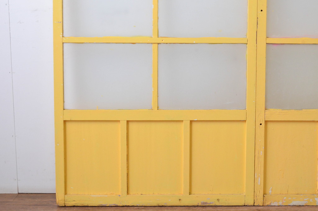 アンティーク建具　ペイント仕上げ限定　レトロな雰囲気づくりにおすすめ!黄色のペイントが印象的なガラス戸2枚セット(引き戸)(R-065505)