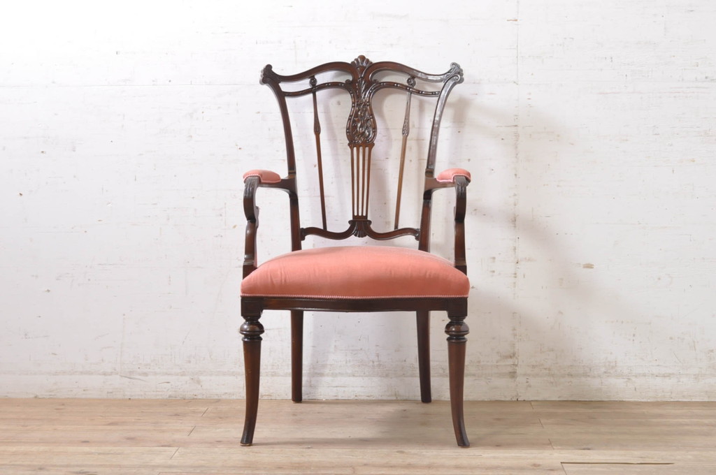 イギリスアンティーク　ウォールナット材　柔らかい色合いのファブリックが穏やかな印象を醸し出す彫刻入りアームチェア(ダイニングチェア、椅子、イス、英国)(R-072009)