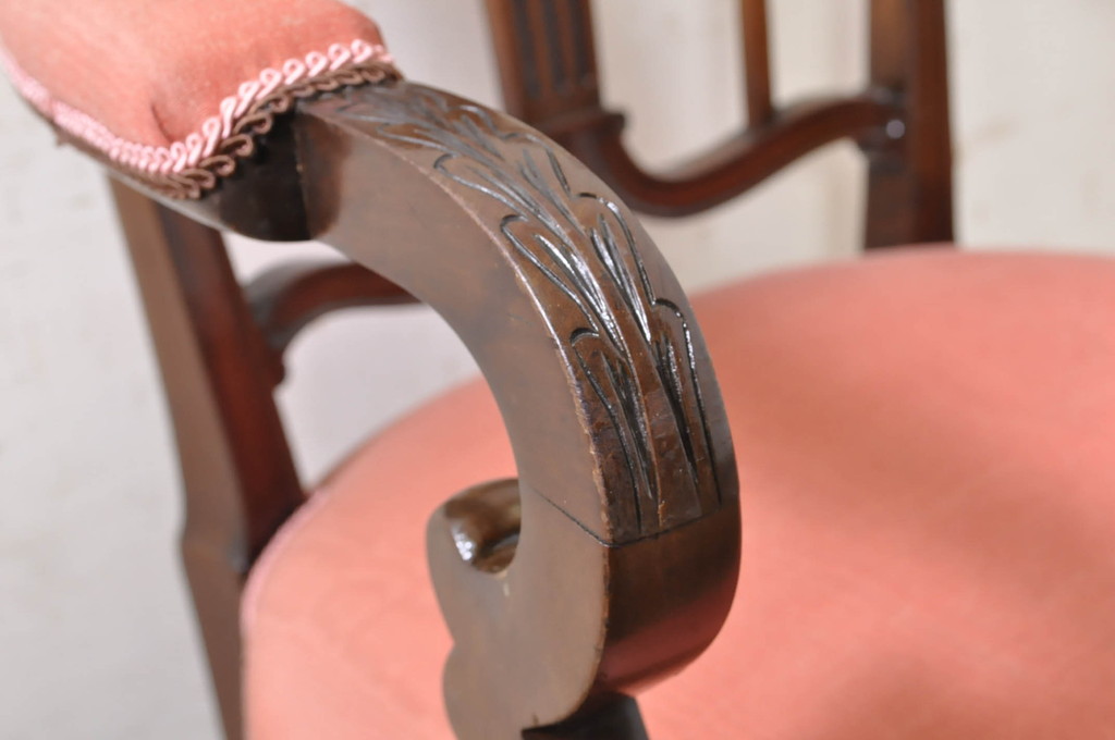 イギリスアンティーク　ウォールナット材　柔らかい色合いのファブリックが穏やかな印象を醸し出す彫刻入りアームチェア(ダイニングチェア、椅子、イス、英国)(R-072009)