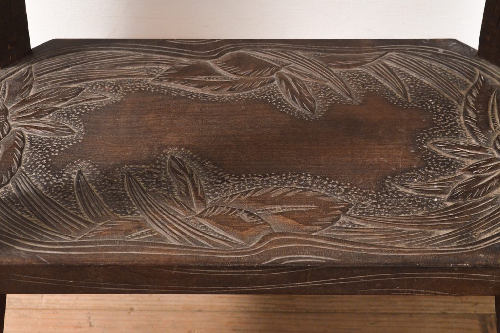 和製ビンテージ　軽井沢彫り　流れるような菖蒲の彫刻が美しいサイドテーブル(ナイトテーブル、飾り台、花台、コンソールテーブル、ヴィンテージ)(R-055708)