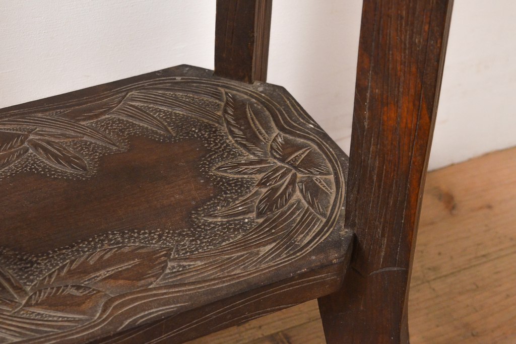 和製ビンテージ　軽井沢彫り　流れるような菖蒲の彫刻が美しいサイドテーブル(ナイトテーブル、飾り台、花台、コンソールテーブル、ヴィンテージ)(R-055708)
