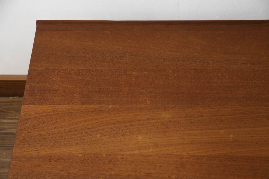 デンマークビンテージ　HAKUHANMOKUZAI(白半木材)取り扱い　フランス&サン(France & Søn)社製　フィン・ユール(Finn Juhl)デザイン　チーク材　天板のエッジがおしゃれなローテーブル(センターテーブル、リビングテーブル、北欧、ヴィンテージ)(R-072803)