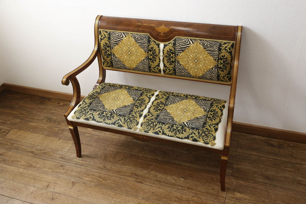 レアデザイン!　イタリア高級輸入家具　職人のこだわりが詰まった美しいデザインが目を引く2人掛けベンチ(2人掛けソファ、長椅子)(R-054778)