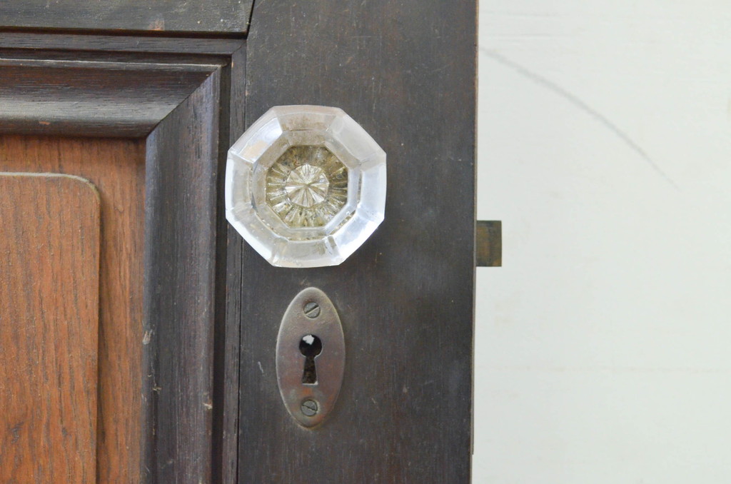 アンティーク建具　古い洋館で使われていたドット柄プレスガラス入りで凝った作りが魅力的なガラスノブのドア1枚(ガラス扉)(R-071920)