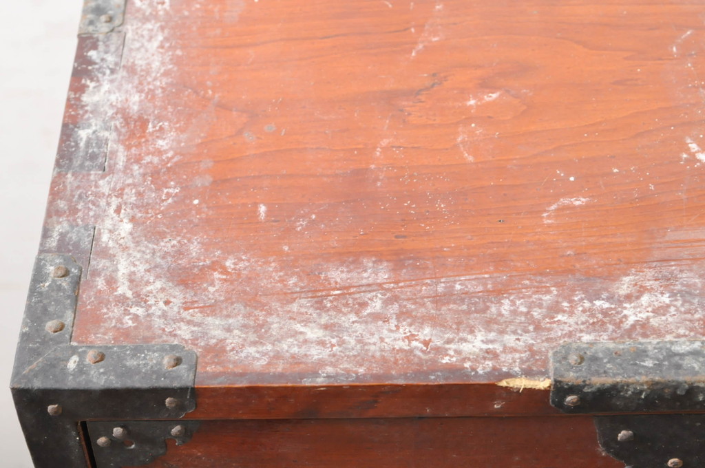 和製アンティーク　総檜(ヒノキ)材　趣溢れる佇まいが目を惹く漆塗りのキレイな重ね観音箪笥(衣裳箪笥、収納箪笥、時代箪笥、引き出し)(R-071308)