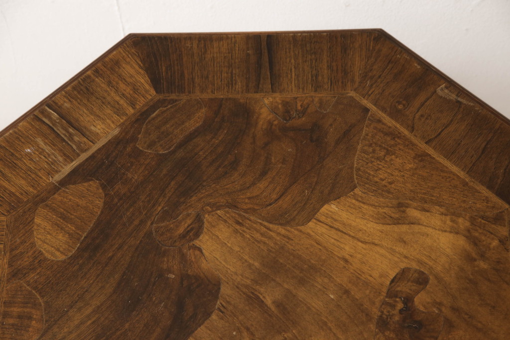 イギリスアンティーク　ウォールナット材　トライポットレッグが優美な印象のパーケットリーコーヒーテーブル(サイドテーブル、カフェテーブル、英国)(R-066184)