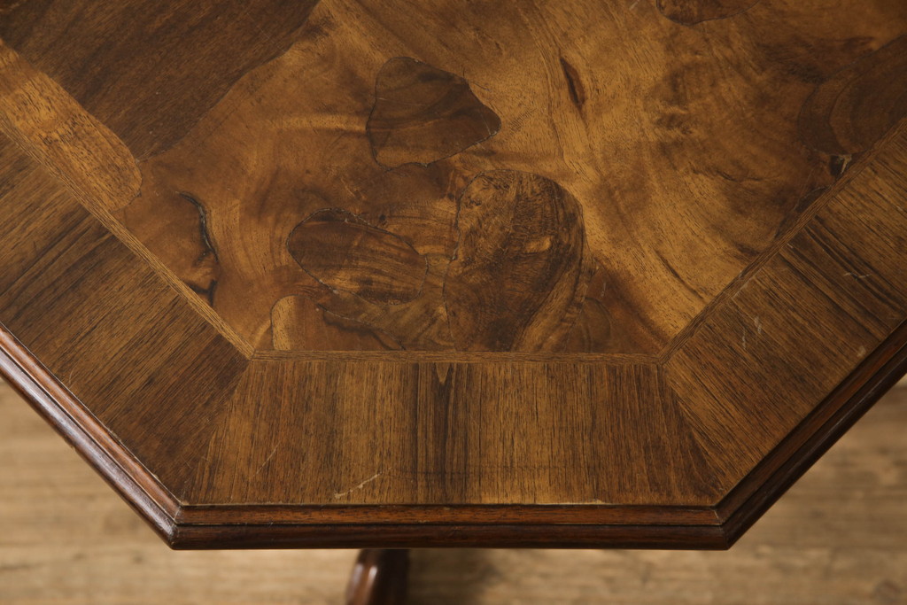 イギリスアンティーク　ウォールナット材　トライポットレッグが優美な印象のパーケットリーコーヒーテーブル(サイドテーブル、カフェテーブル、英国)(R-066184)
