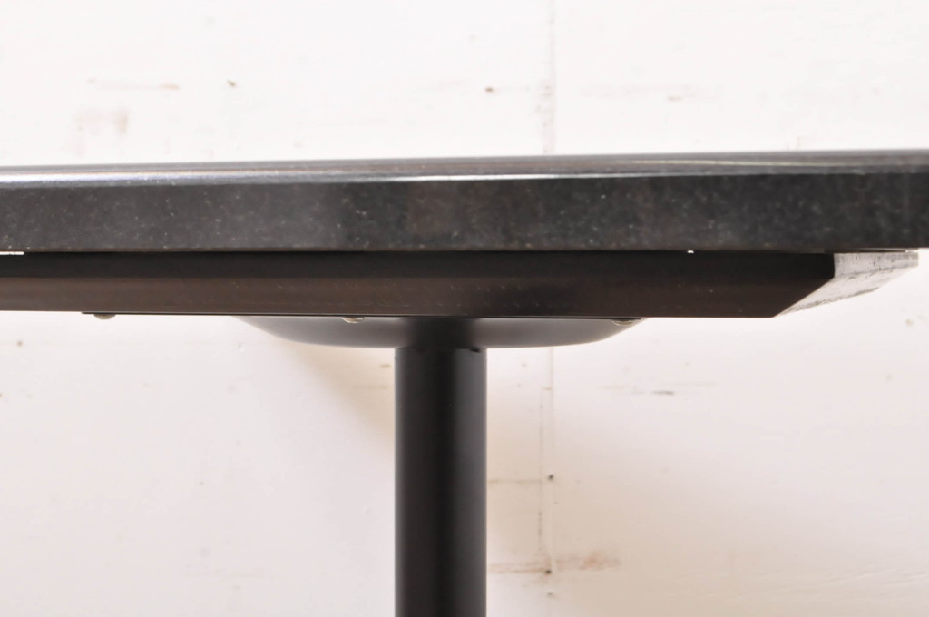 中古　特注　御影石　スタイリッシュでモダンな雰囲気漂うラウンジテーブル(サイドテーブル、コーヒーテーブル)(R-063517)