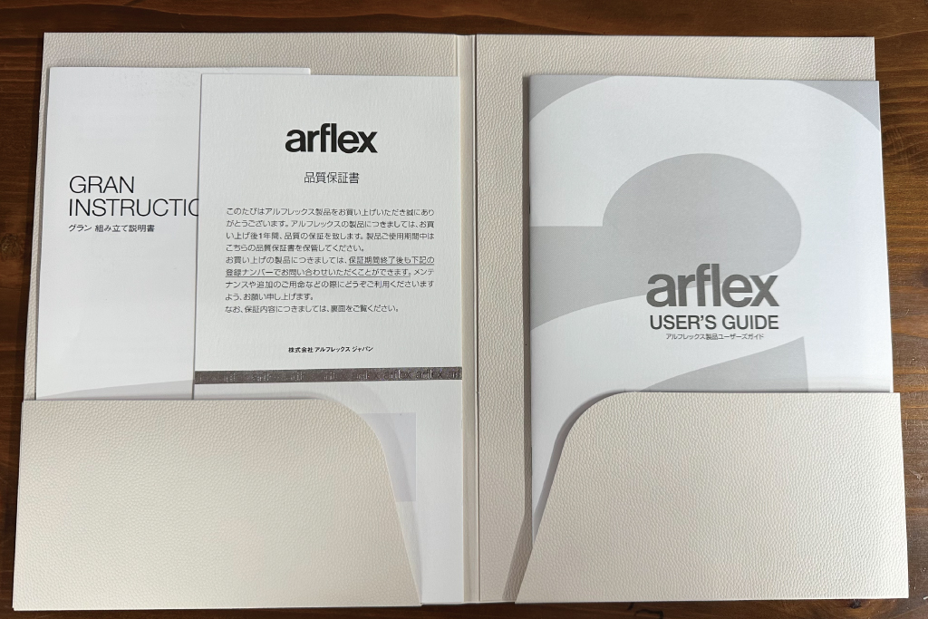 中古　美品　arflex(アルフレックス)　GRAN(グラン)　サイドテーブル付き　レーザーとファブリックの組み合わせがお洒落なクッション付きシステムソファ(本革、カウチソファ、コーナーソファ、ラウンドソファ、アームソファ)(R-068386)