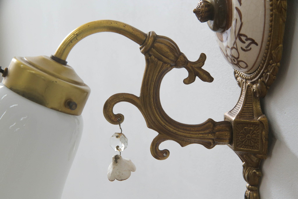 中古　美品!!　明和産業　アンティーク調　エレガントな空間を演出する陶器と真鍮製のウォールランプ(壁掛け照明、壁付け照明、ウォールライト)(R-071790)