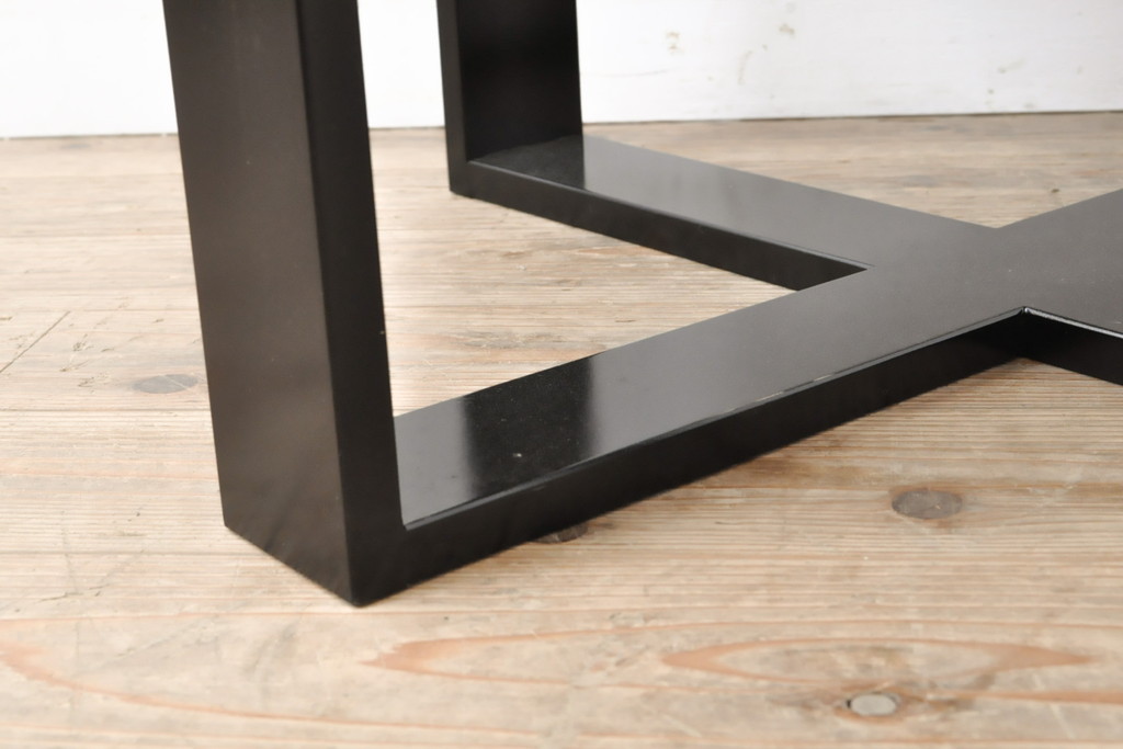 中古　特注品　モダンなデザインでスタイリッシュな空間づくりに活躍するサイドテーブル(コーヒーテーブル、ラウンドテーブル、エンドテーブル)(定価約15万円)(R-055681)