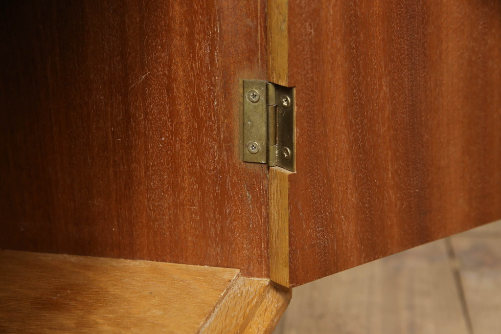 イギリスビンテージ　メレデュー(MEREDEW)　オーク材　温かみのある木味のサイドキャビネット(サイドチェスト、収納棚、戸棚、サイドテーブル、ナイトテーブル、ヴィンテージ)(R-065198)