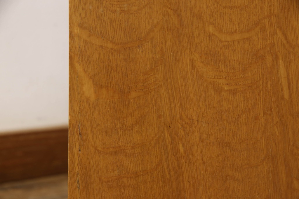 イギリスビンテージ　メレデュー(MEREDEW)　オーク材　温かみのある木味のサイドキャビネット(サイドチェスト、収納棚、戸棚、サイドテーブル、ナイトテーブル、ヴィンテージ)(R-065198)