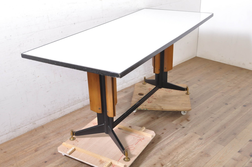 イタリアビンテージ　色のコントラストが目を惹くモダンデザインのダイニングテーブル(食卓、4人掛け、6人掛け、ヴィンテージ)(R-072035)