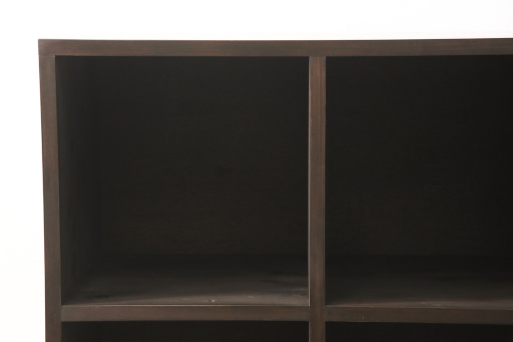 【オーダー家具実例】当店のオリジナル家具を参考に、オーダーメイドで脚付きマス目棚を新規製作しました。(ロッカー、収納棚、本棚、飾り棚)