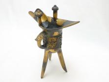 秦蔵六　塗金銅　青銅　床置　凝った造りのデザインにこだわりを感じる爵(酒器、杯、盃)(R-063266)