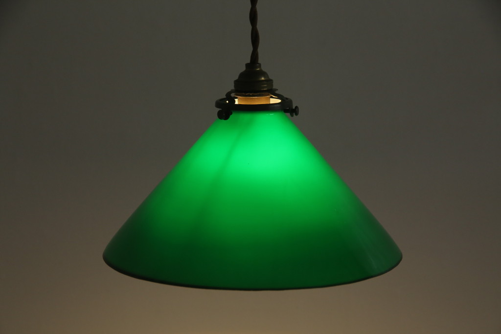 中古　グリーンカラーのガラスシェードが空間のアクセントになるペンダントライト(電笠、天井照明、吊り下げ照明)(R-073054)