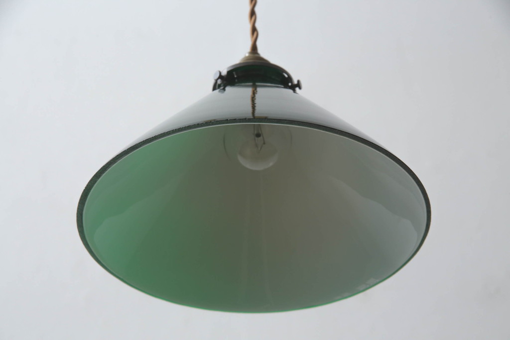中古　グリーンカラーのガラスシェードが空間のアクセントになるペンダントライト(電笠、天井照明、吊り下げ照明)(R-073054)