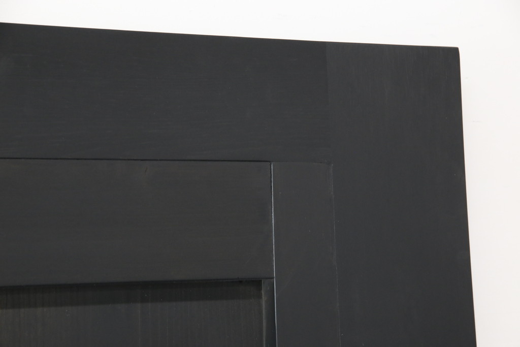【セミオーダー家具実例】鉄扉に高品質リペアを施しました。ご希望に合わせて高さと幅をリサイズし、引手の下に隠しプレートを設け鎌錠を付けました。全体を黒色に着色して仕上げました。(蔵戸、玄関戸、引き戸、建具)